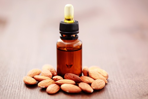 Frasco con aceite de almendras