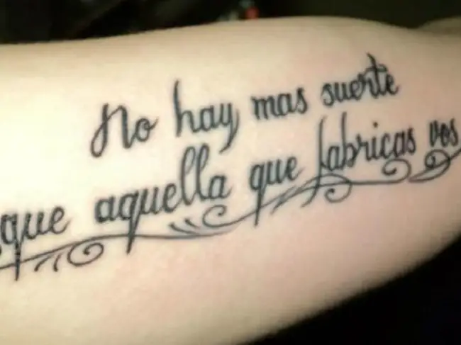 Frase tatuada en el brazo referida a la suerte