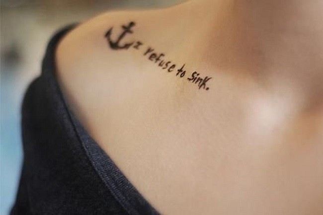 Mujer con una frase tatuada en su hombro derecho