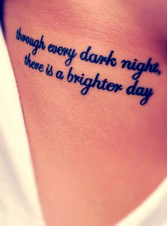 Frase para tatuaje que dice: Al final de cada noche oscura, hay un día más brillante