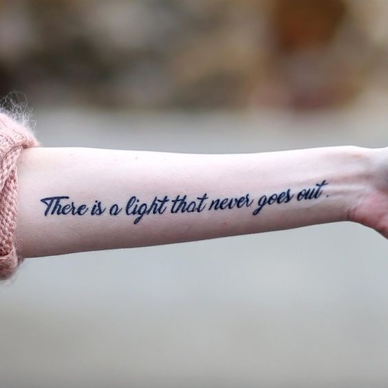 Mujer lleva un tatuaje con la frase: "Hay una luz que nunca se apaga."