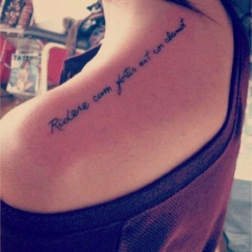 Frases para tatuajes con el siguiente significado: "Ríete con fuerza cuando el corazón está llorando"