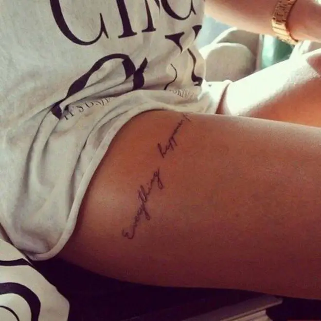 Frase tatuada en la pierna que dice: "Todo sucede por una razón"