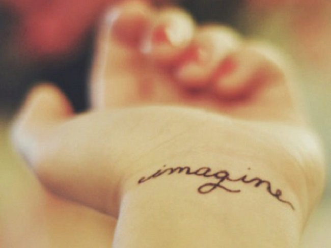 frase tatuada en la muñeca que significa: "Imagina"