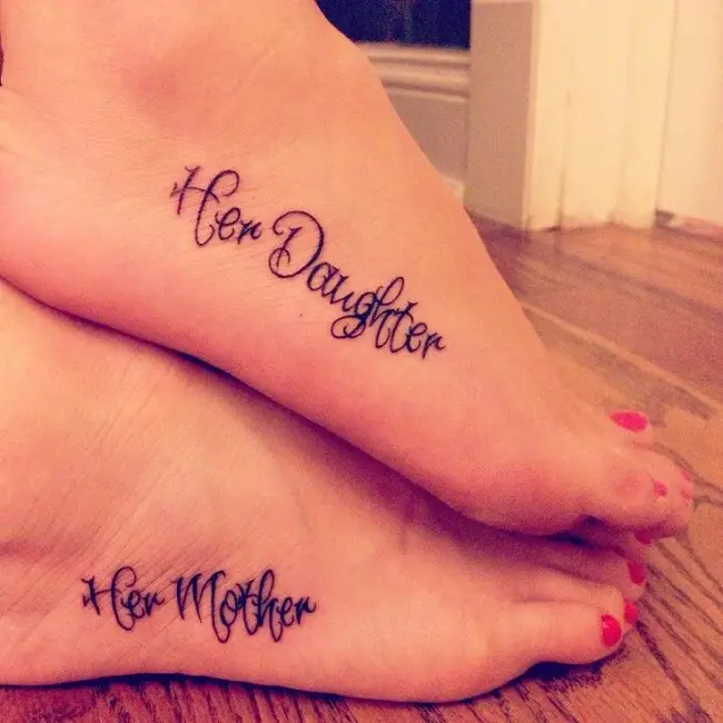 Una mujer con una frase tatuada en sus pies