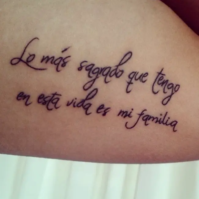 Frase tatuada en la espalda de una mujer