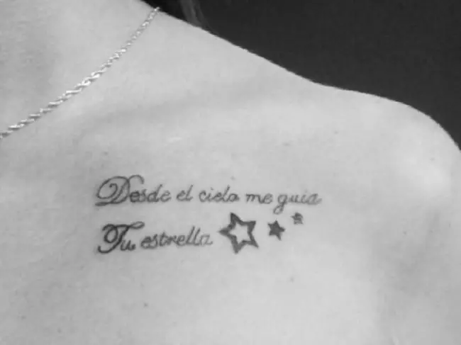 Mujer lleva un tatuaje con una frase especial para un ser querido que ya no está