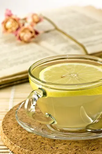 Vaso con agua con limón
