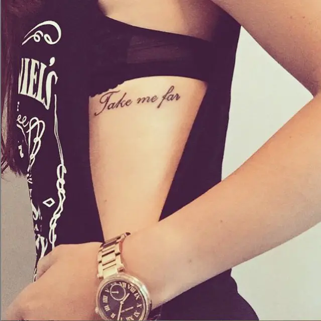 Chica con la frase para tatuaje que dice "llévame lejos"