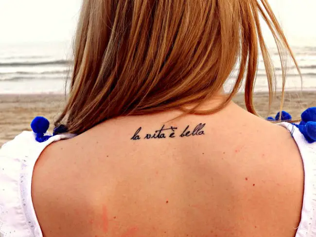 La vida es bella frases para tatuajes pequeños en la espalda de una mujer