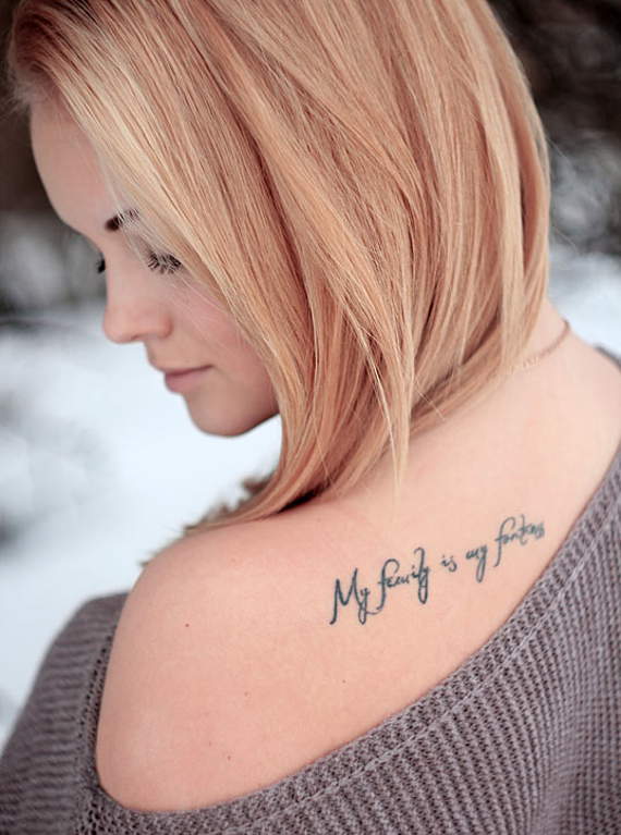 Chica con tatuaje que dice mi familia es mi fuerza