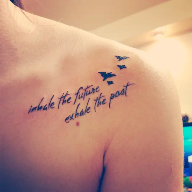 Inhala el futuro, exhala el pasado frases para tatuajes en el hombro con significado de libertad