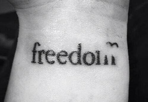 frase tatuada en la muñeca que dice: "Libertad"