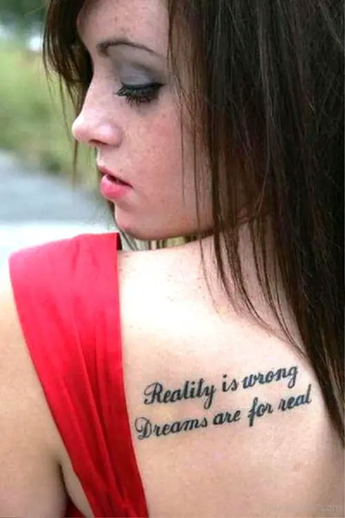 Joven mujer con una frase tatuada en la espalda