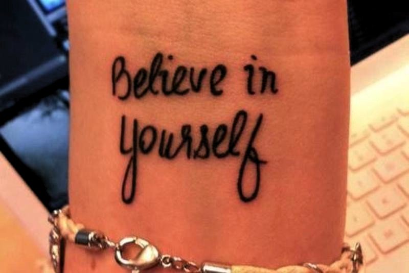 La frase "cree en ti mismo" tatuada en el antebrazo.