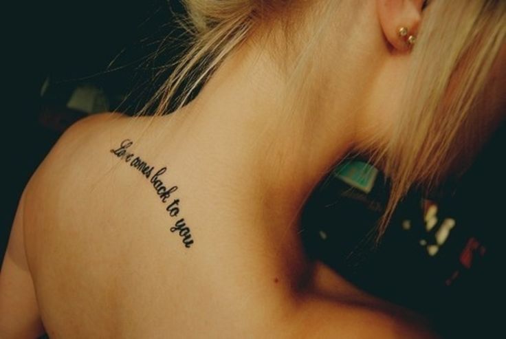 Frase de tatuaje en la espalda que dice el amor vuelve a ti