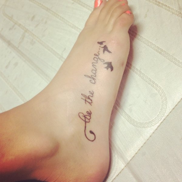 Frase tatuada en el pie