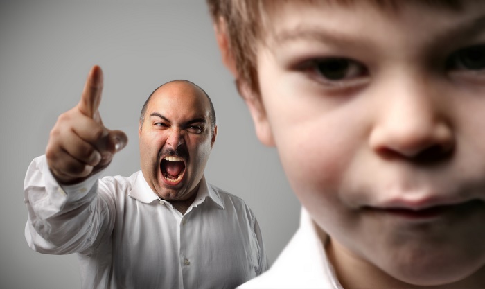 daño-psicologico-padre-reganando-a-hijo