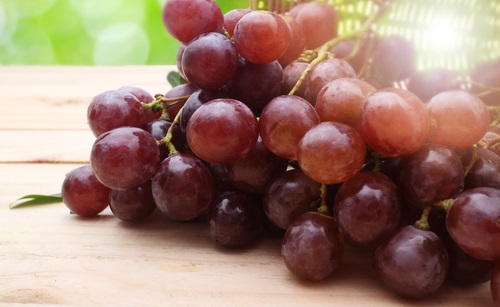 Uvas rojas sobre un plato