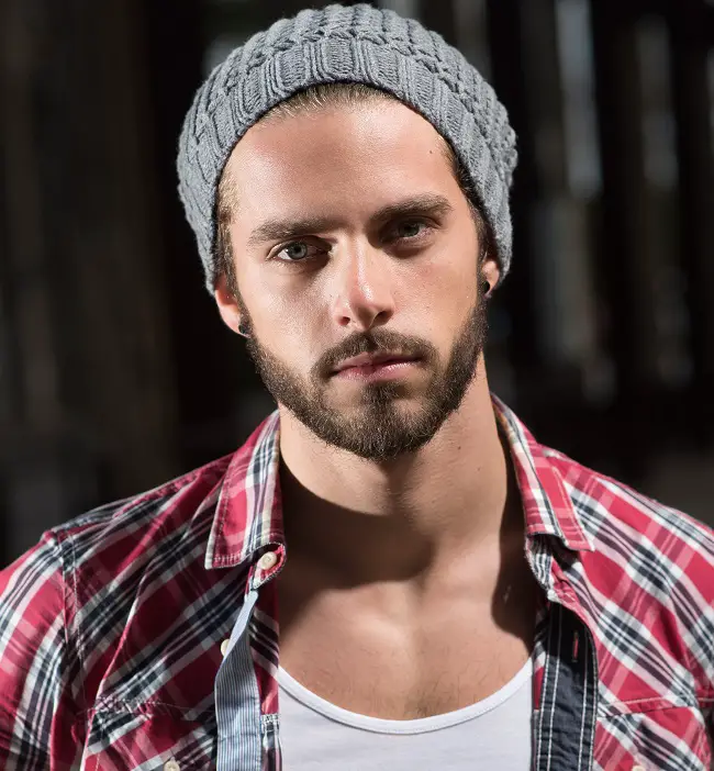 Joven que luce una barba recortada y camisa de leñador