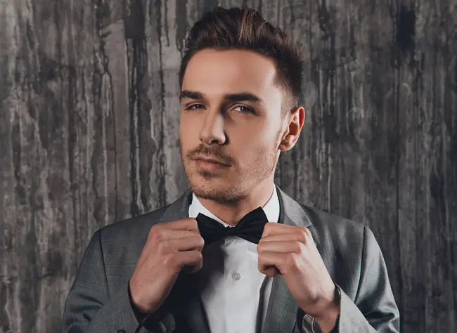 Hombre con barba de tres días a medio crecer