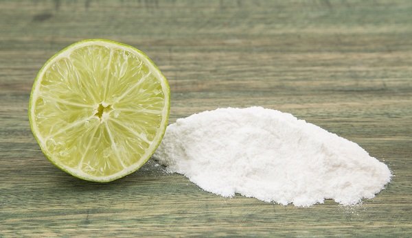 bicarbinato-y-limon-para-el-acne-en-la-espalda