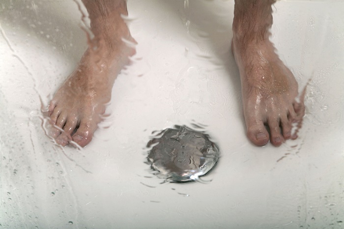 orinar-en-la-ducha-pies