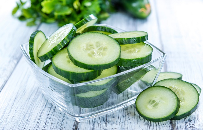 pepino-para-preparar-un-jugo-de-sandia