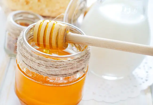 tomar-un-vaso-de-leche-con-miel
