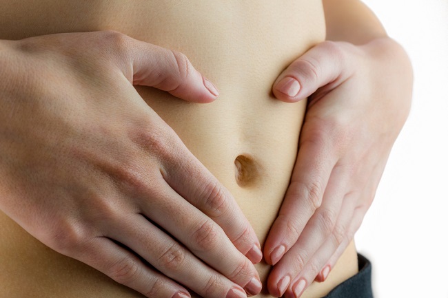 Mujer con síntomas de digestión lenta
