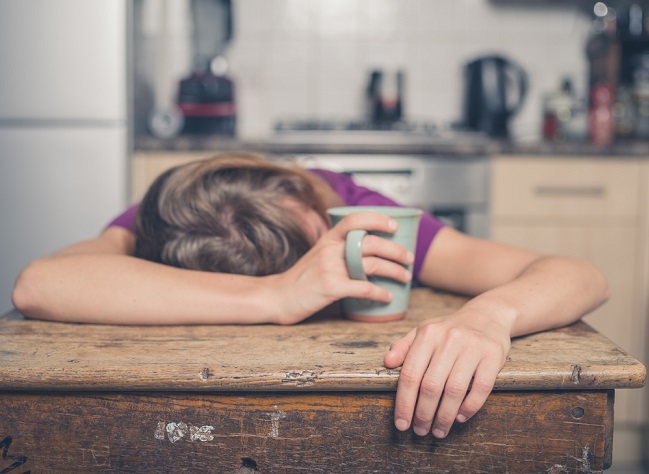 Mujer con cansancio después de comer