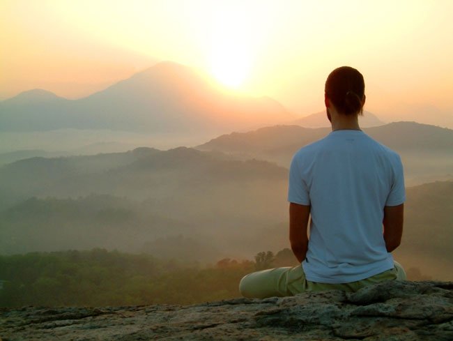 Hombre meditando para alejarse de las energías negativas