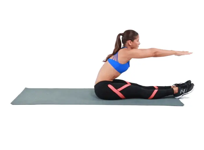 Mujer joven realizando ejercicio de pilates para eliminar grasa abdominal