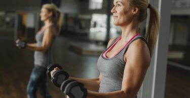 Mujer madura haciendo ejercicio para adelgazar los brazos