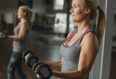 Mujer madura haciendo ejercicio para adelgazar los brazos