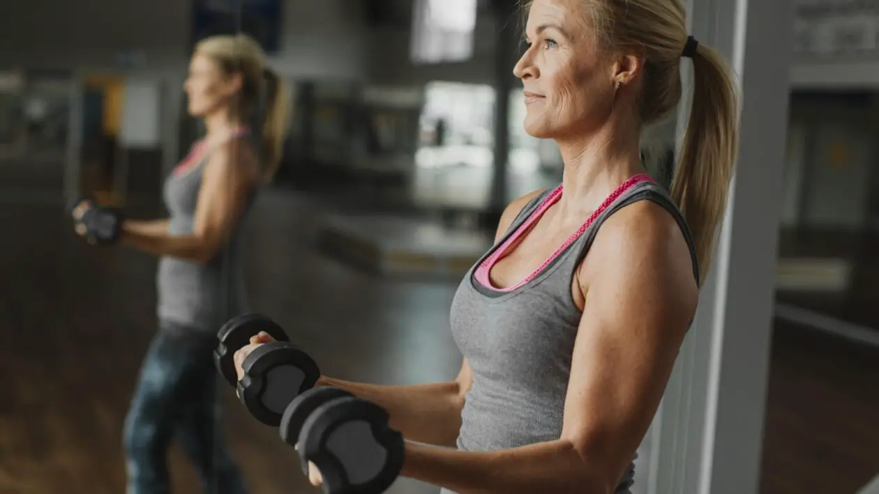 Mujer madura haciendo ejercicio para adelgazar los brazos