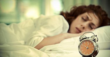 Mujer durmiendo unos 20 minutos de más