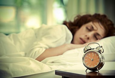 Mujer durmiendo unos 20 minutos de más