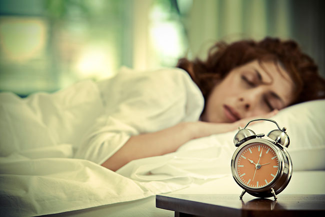 Mujer durmiendo unos 20 minutos de más