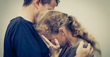 Mujer que sufre depresión llorando