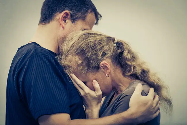 Mujer que sufre depresión llorando