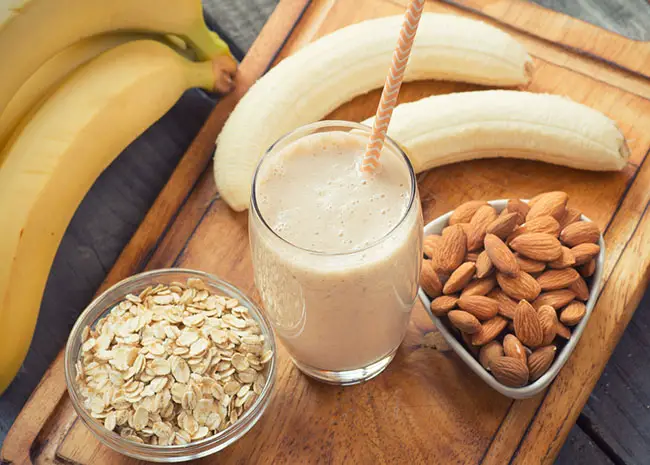 Batido de plátanos con almendras y avena