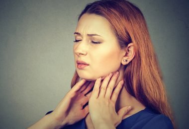 Mujer que padece la enfermedad de hashimoto