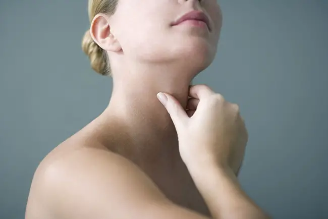 Mujer con tiroiditis crónica e inflamación en la zona de la garganta