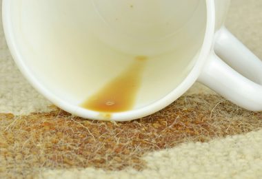 Mancha en las alfombra por caiída de café