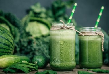 Unos deliciosos jugos verdes recien preparados y puestos en jarras