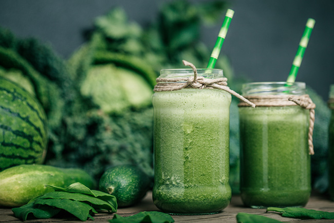 Unos deliciosos jugos verdes recien preparados y puestos en jarras