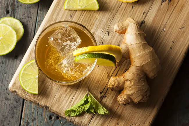 Preparación de un té de jengibre con limón para aprovechar los efectos de la termogénesis