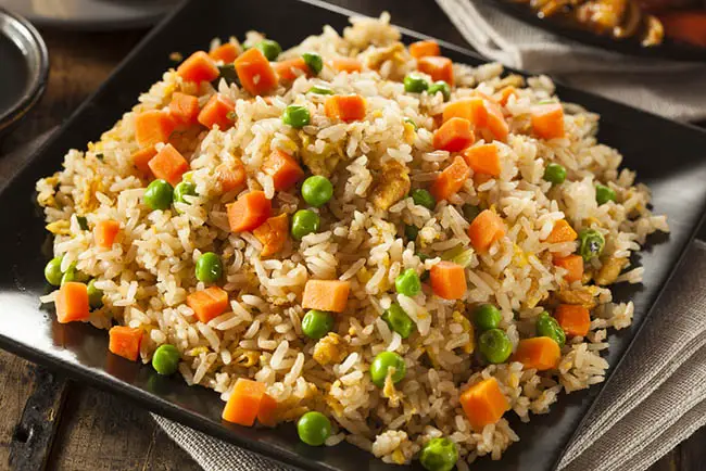 Plato con arroz integral para ganar masa muscular
