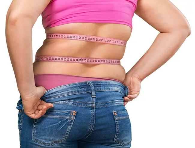Mujer con grasa en la cintura y espalda
